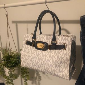 Michael Kors Purse. BARELY USED.